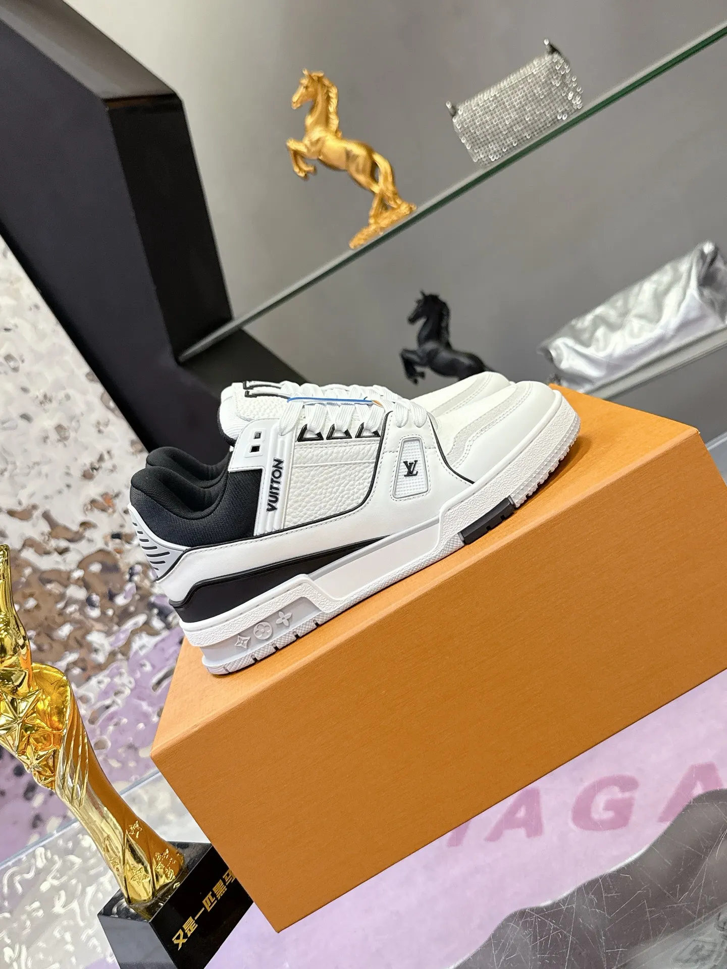 Factory price: 760💰 (latest color) This LV Trainer sneaker is made of grained cow leather, and uses vibrant colors to pay tribute to Virgil Abloh’s original classic inspired by retro basketball shoes. The upper is embellished with rubber LV letters and Vuitton logo, and the outsole is decorated with Monogram flowers. Exquisite packaging at the delivery counter🛍📦 ▪️Fabrics: Original customized first-layer cowhide ▪️Inner lining: Original customized breathable mesh lining ▪️Outsole: Original molded two-color TPU combination outsole ▪️Sole thickness: 3CM ▪️Size: Women's 35-40 Men's 38-46
